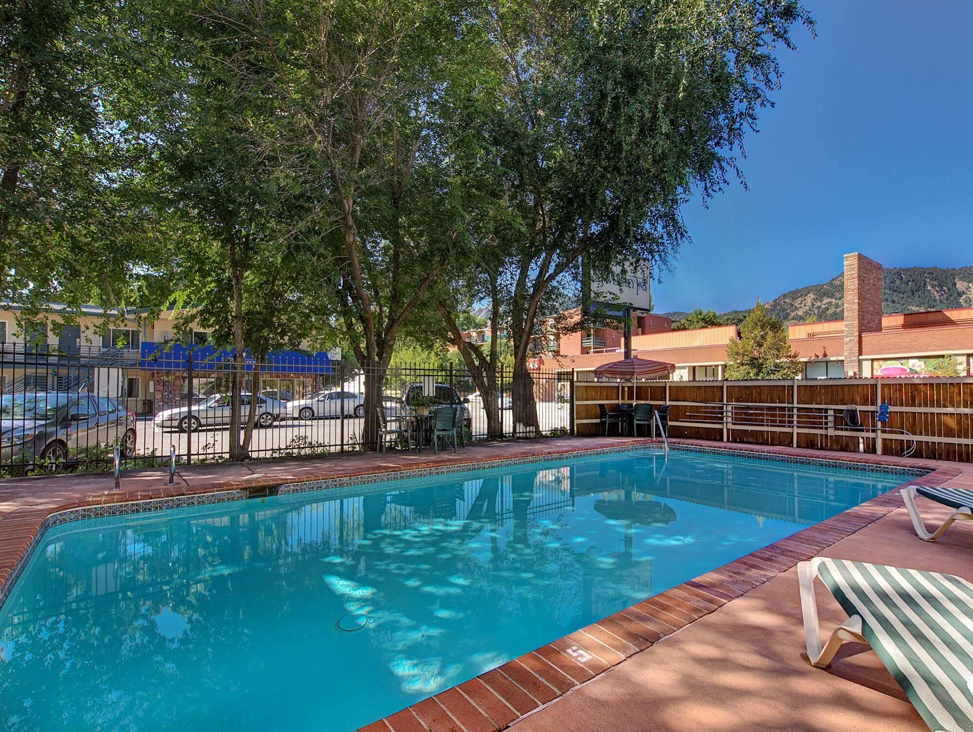 Boulder University Inn Ngoại thất bức ảnh